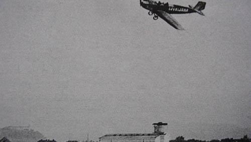 Fotografija: Letalo Klemm L-20 leta 1929 nad gradbiščem Plečnikove cerkve sv. Frančiška v Šiški Foto Spletna Stran Staro Ljubljansko Letališče