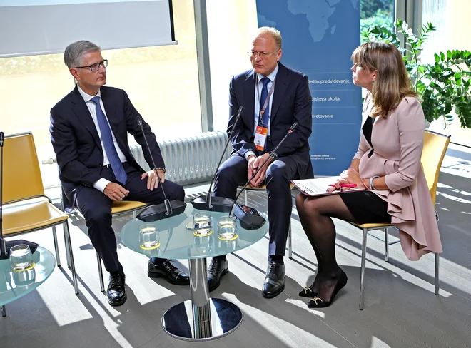 Predsednik uprave Gorenja Franjo Bobinac, direktor družbe Riko Janez Škrabec in odgovorna urednica poslovnega tednika Svet kapitala Petra Kovič. Foto Jože Suhadolnik/Delo