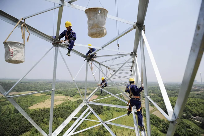 Kitajci postavijo daljnovod v dveh letih od ideje. FOTO: China Daily/Reuters