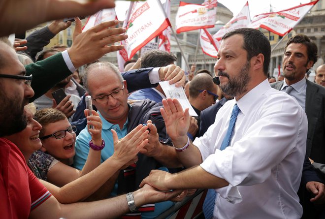 Italijanski notranji minister Matteo Salvini med svojimi podporniki v Neaplju. FOTO: Marco Sales/ANSA via AP