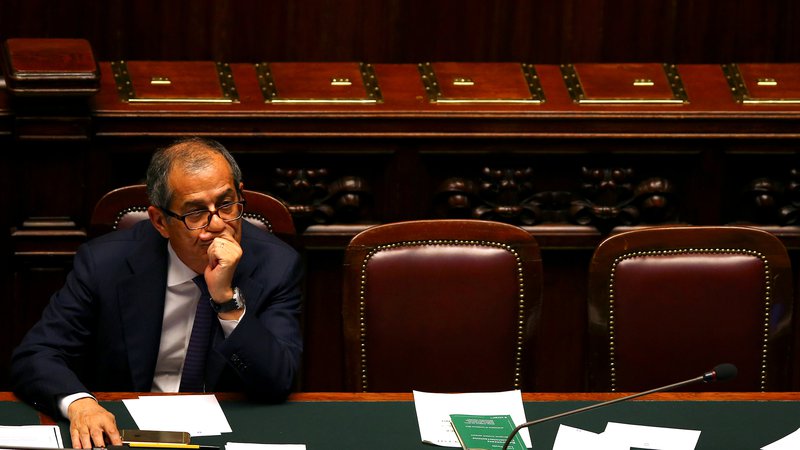 Fotografija: Italijanski minister za gospodarstvo Giovanni Tria v italijanskem parlamentu. FOTO: REUTERS/Tony Gentile