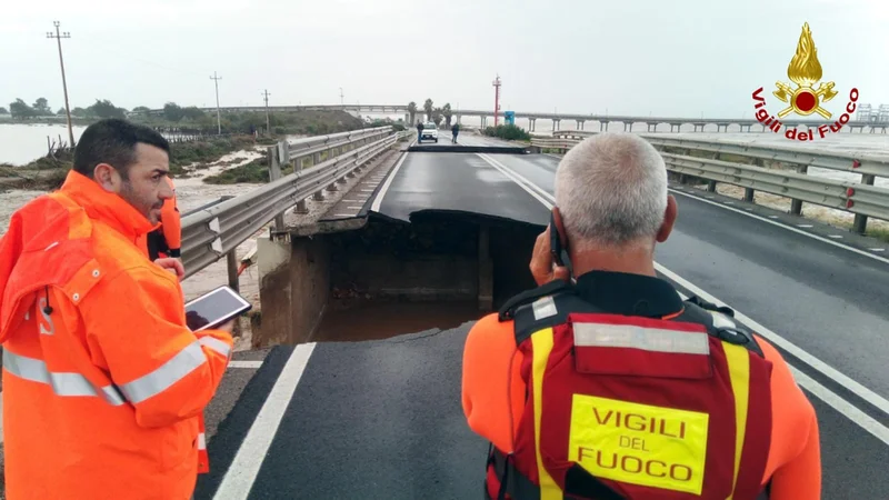 Fotografija: Lokalne oblasti opozarjajo prebivalce na visoko stopnjo nevarnosti zemeljskih plazov. FOTO: Vigili del Fuoco/Ap