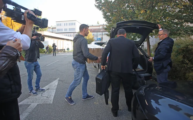 Pri izvajanju hišnih preiskav sodeluje 41 preiskovalcev Nacionalnega preiskovalnega urada in 16 kriminalistov iz Maribora in Celja. FOTO: Tadej Regent/Delo