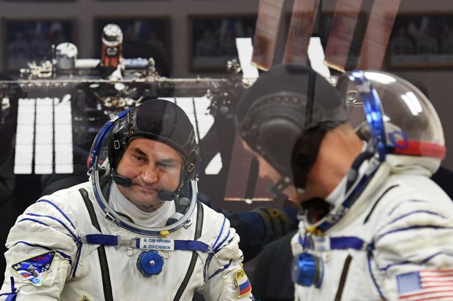 Ameriški astronavt Nick Hague in ruski kozmonavt Aleksej Ovčinin pred poletom. FOTO: Kirill Kudryavtsev/AFP