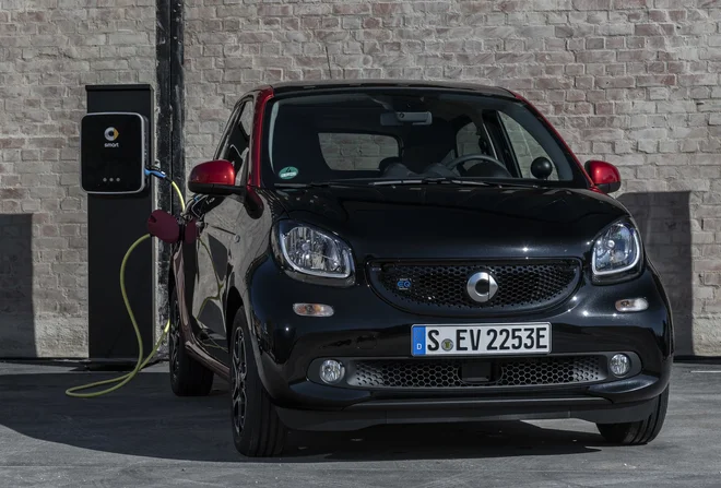 Smarti bodo imeli po novem le baterijski električni pogon. Prav to je imel nekoč v mislih njihov snovalec Nicolas Hayek. FOTO: Daimler