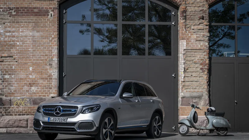 Fotografija: Oznaka EQ bo v prihodnje krasila najbolj ekološko naravnane mercedese, ki bodo na tak ali drugačen način elektrificirani. Zdaj je najbolj posebna izvedba športnega terenca GLC F-cell, ki je neke vrste električni avtomobil, saj dobiva energijo iz gorivnih celic (vodika) in baterije, ki se polni na zunanjem omrežju. FOTO: Daimler