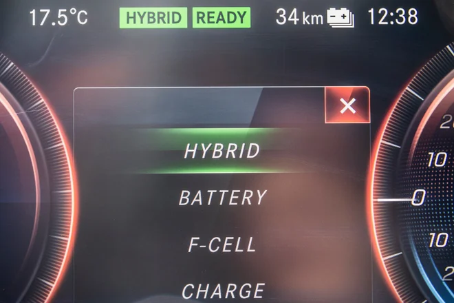 Prehodno obdobje, ko bodo na cestah prevladovali hibridi, bo morda daljše, kot se je sprva mislilo. FOTO: Daimler