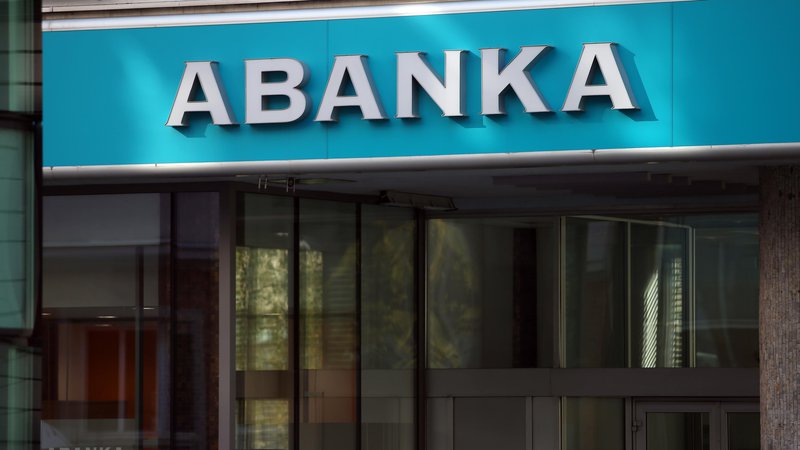 Fotografija: Abanka je druga največja banka v državi, prodana bo strateškemu vlagtelju. Foto Jože Suhadolnik