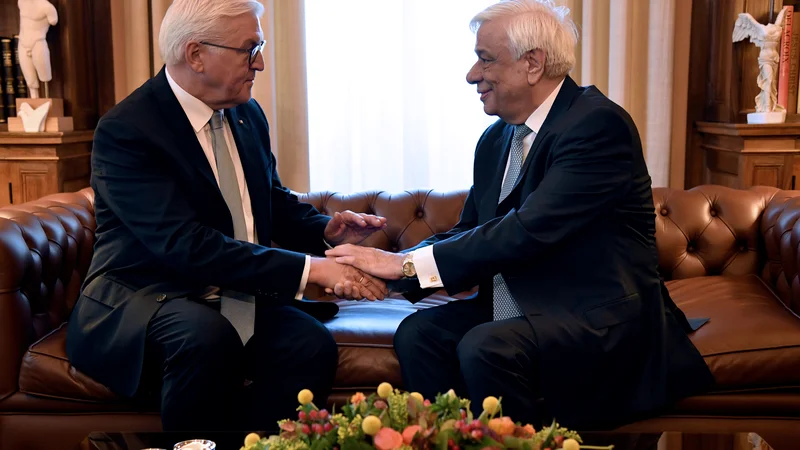 Fotografija: V ozadju srečanja nemškega predsednika Frank-Walter Steinmeier s grškim predsednikom Prokopisom Pavlopulosom je bilo slišati zahteve po milijardnih reparacijah za nemške zločine. Foto: Michalis Karagiannis/Reuters