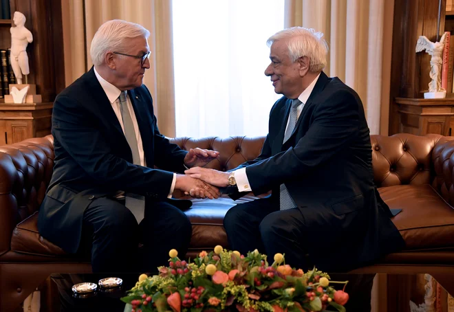 V ozadju srečanja nemškega predsednika Frank-Walter Steinmeier s grškim predsednikom Prokopisom Pavlopulosom&nbsp;je bilo slišati zahteve po milijardnih reparacijah za nemške zločine. Foto: Michalis Karagiannis/Reuters
