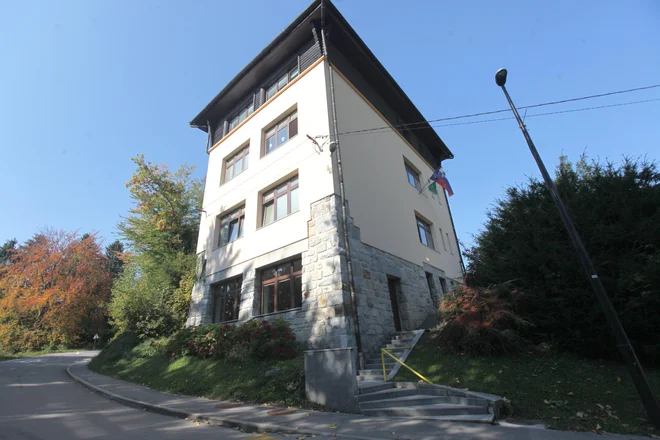 Podružnična šola na Črnem Vrhu nad Polhovim Gradcem je prava mala stolpnica. FOTO Mavric Pivk