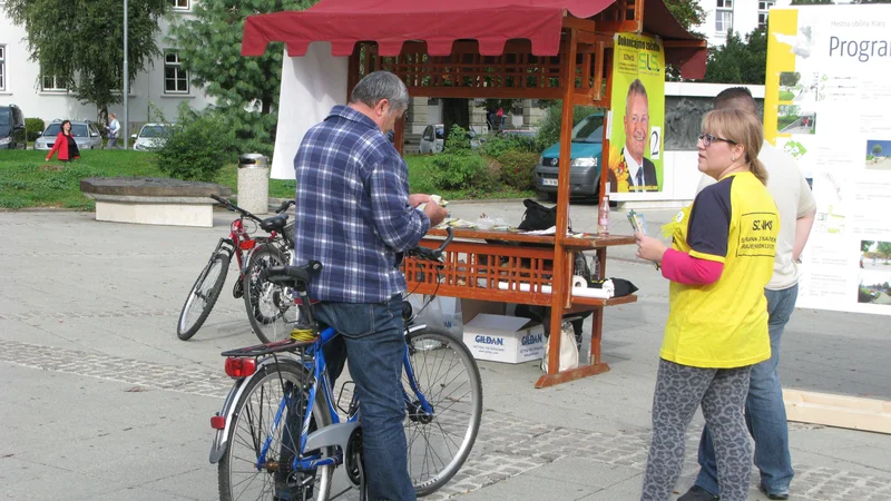 Fotografija: Množica kandidatov bo volivce začela uradno prepričevati čez teden dni (fotografija je z zadnjih lokalnih volitev). FOTO: Tomi Lombar/Delo