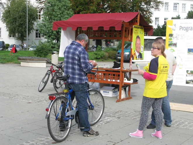 Množica kandidatov bo volivce začela uradno prepričevati čez teden dni (fotografija je z zadnjih lokalnih volitev). FOTO: Tomi Lombar/Delo