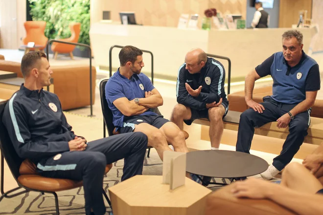 Tomaž Kavčič (desno) je priznal, da so k boljšemu vzdušju pripomogli tudi pogovori med igralci in s sodelavci. Na fotografiji so selektorjev pomočnik Robert Englaro, kapetan Bojan Jokić in član strokovnega štaba Milivoje Novaković. FOTO: Tomi Lombar/Delo