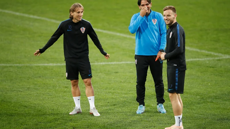 Fotografija: Hrvaški selektor Zlatko Dalić je bil dobre volje na reškem treningu v družbi udarnih asov Luke Modrića (levo) in Ivana Rakitića.
FOTO Reuters