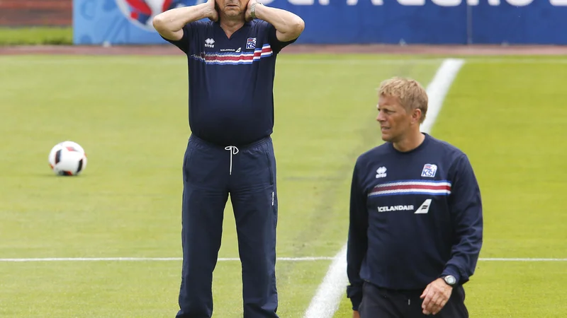 Fotografija: Lars Lagerbäck (levo) v prvem letu na norveški klopi še ni obrnil krivulje uspehov navzgor, letos pa je v šestih tekmah izgubil eno in prav zadnjo (proti Bolgariji) pred jutrišnjo tekmo s Slovenijo. Foto AP