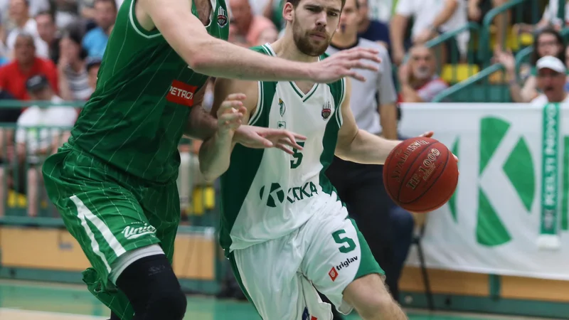Fotografija: Paolo Marinelli (z žogo) je v derbiju blestel, Mirza Begić (levo) je skoraj neopazno prebil na parketu devet minut. FOTO: Jože Suhadolnik