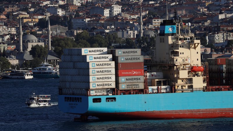 Fotografija: Maersk Line je največja ladijska družba na svetu in spada med tiste, ki postavljajo trende. Kontejnerska ladja Maersk Batam na fotografiji pluje skozi ožino Bospor v Istanbulu. Foto Reuters