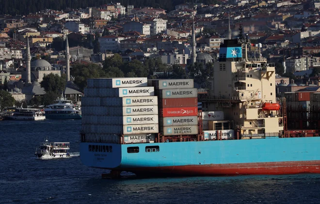 Maersk Line je največja ladijska družba na svetu in spada med tiste, ki postavljajo trende. Kontejnerska ladja Maersk Batam na fotografiji pluje skozi ožino Bospor v Istanbulu. Foto Reuters