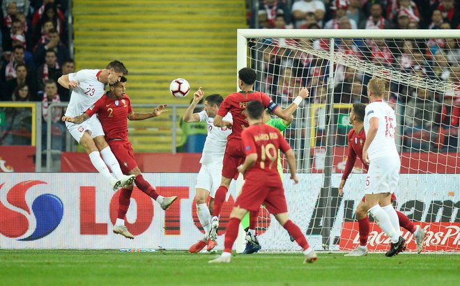 Najbolj vroči poljski napadalec ta trenutek Krzysztof Piatek (levo) je Portugalcem zabil prvi gol, a eden je bil premalo. FOTO: Reuters