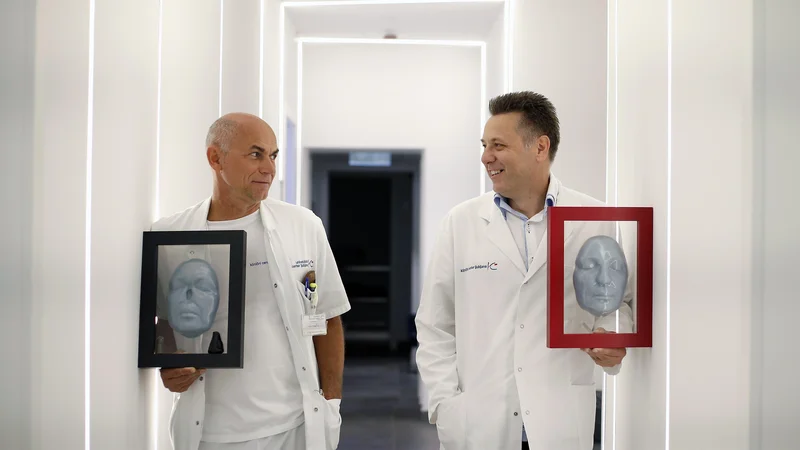 Fotografija: Kirurga Uroš Ahčan in Vojko Didanovič FOTO: Matej Družnik