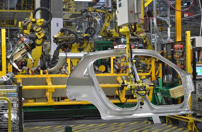 Industrijske robote uporablja šest odstotkov podjetij v Sloveniji z vsaj desetimi zaposlenimi. Foto Gašper Boncelj