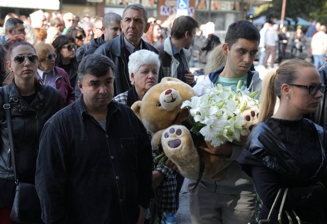 Ljudje se zbirajo za zadnje slovo od umorjene novinarke. FOTO: Reuters