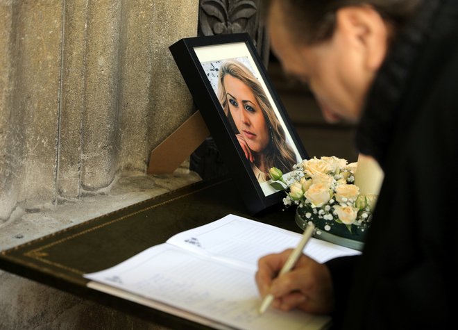 Številni so se podpisali v žalno knjigo. FOTO: Reuters