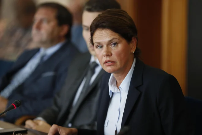 Infrastrukturna ministrica Alenka Bratušek se zavzema za kar največjo možno transparentnost. FOTO: Leon Vidic/Delo