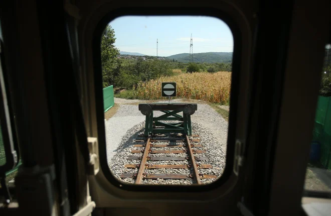 Iz objavljenih dokumentov je razvidno, da Slovenija v pogajanjih zagovarja stališče, da javna železniška infrastruktura, ki sestavlja drugi tir proge Koper-Divača, po koncu koncesijskega razmerja postane last Slovenije. FOTO: Jure Eržen/Delo