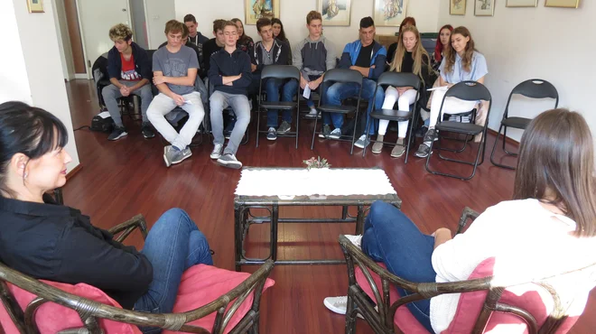 Mladi literati v prostorih Mladinske knjige. FOTO: Mateja Kotnik