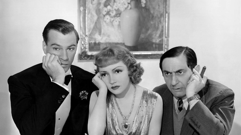 Fotografija: Ernst Lubitsch (desno) z zvezdnikoma Claudette Colbert in Garyjem Cooperjem med snemanjem filma Bluebeard's Eighth Wife (Sinjebradčeva osma žena).
FOTO: Promocijsko gradivo