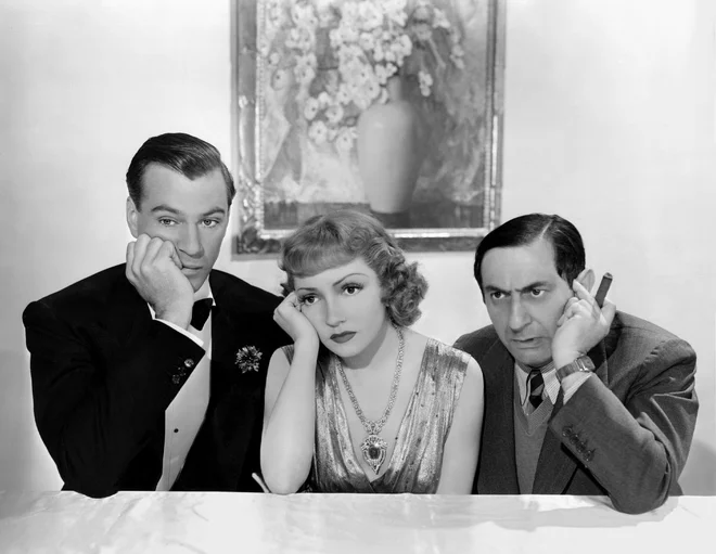 Ernst Lubitsch (desno) z zvezdnikoma Claudette Colbert in Garyjem Cooperjem med snemanjem filma <em>Bluebeard&#39;s Eighth Wife </em>(<em>Sinjebradčeva osma žena</em>).<br />
FOTO: Promocijsko gradivo