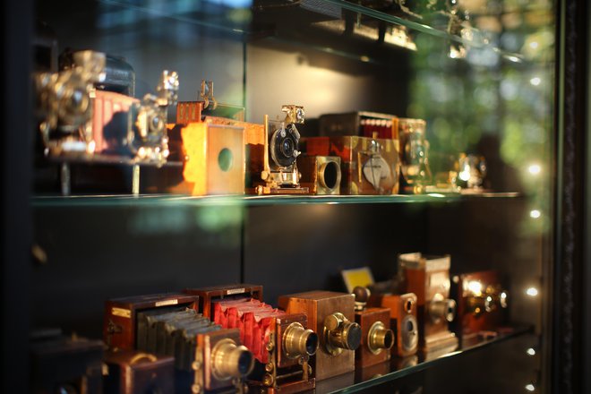 Na razstavi so na ogled tudi stari fotoaparati, ki prikazujejo razvoj ­fotografskega medija.