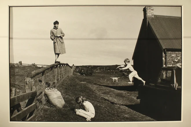 Paul in otroci na vrtu hiše na Škotskem. Fotografijo je Linda posnela leta 1982.