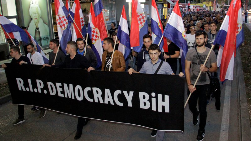 Fotografija: Četrtkov protest proti izvolitvi Željka Komšića v Mostarju. FOTO: Reuters