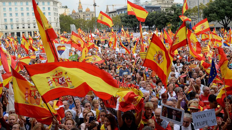 Fotografija: Po podatkih policije se je v Barceloni zbralo več kot 60.000 nasprotnikov neodvisnosti katalonije. FOTO: Josep Lago/AFP