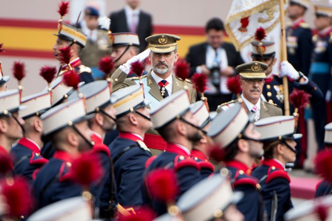 Španski kralj Filip VI. se je udeležil vojaške parade ob državnem prazniku v Madridu. FOTO: Curto De La Torre/AFP