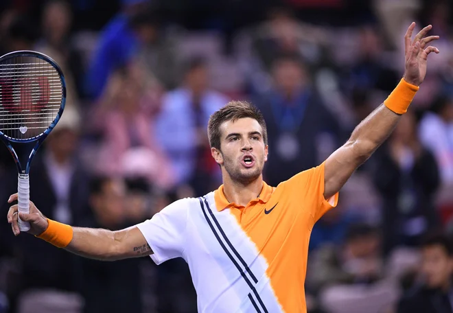 Zagrebčan Borna Ćorić je za uspeh kariere premagal najboljšega igralca v zgodovini tenisa Rogerja Federerja. Danes pa bo moral za svojo prvo turnirsko zmago iz serije 1000 premagati 10 let starejšega &quot;soseda&quot; iz Beograda. FOTO: AFP