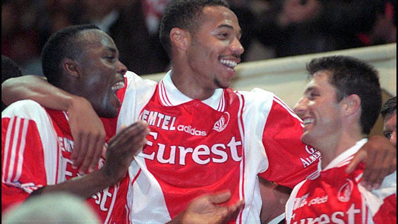 Fotografija: Thierry Henry (v sredini) se je nekoč takole veselil golov in zmag v dresu Monaca. FOTO: AFP