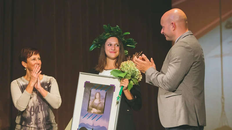 Fotografija: Zmagovalka ovenčana z lovorjevim vencem. FOTO: Nika Hölcl Praper