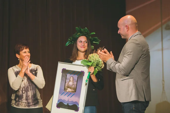 Zmagovalka ovenčana z lovorjevim vencem. FOTO: Nika Hölcl Praper
