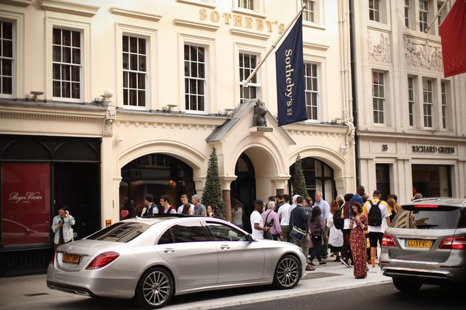Dražbena hiša Sotheby's na ulici New Bond Street v Londonu. Dva dni si obiskovalci lahko ogledajo Banksyjevo delo <em>Girl with Baloon</em>, ki ima zdaj naslov <em>Love is in the Bin</em>. FOTO: Jure Eržen
