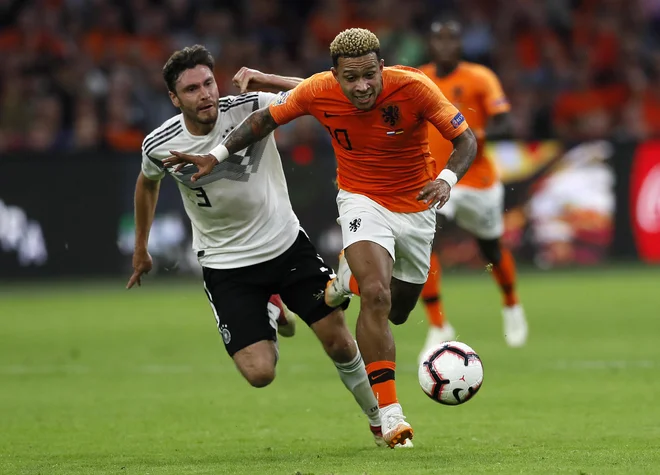 Memphis Depay (desno) je takole obšel Jonasa Hectorja in pokazal, zakaj je bil eden od velikih junakov Nizozemske v zmagi nad jalovo Nemčijo. FOTO: AP