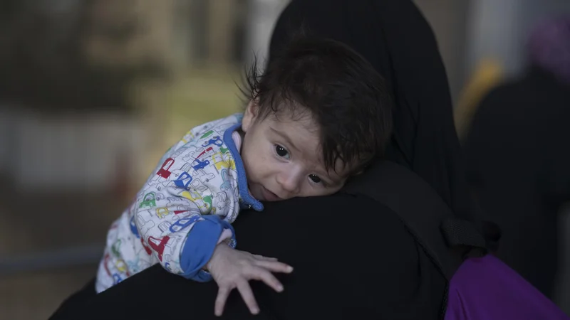Fotografija: Italija manjšim centrom za sprejem migrantov nameni 35 evrov na dan na osebo. FOTO: Petros Giannakouris/Ap