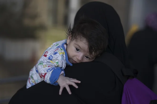 Italija manjšim centrom za sprejem migrantov nameni 35 evrov na dan na osebo.&nbsp;FOTO: Petros Giannakouris/Ap