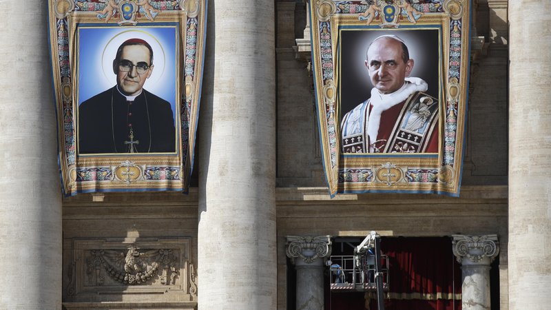 Fotografija: Papež je med obredom nosil pas, prekrit s krvjo, ki je pripadal Oscarju Romeru. FOTO: Alessandra Tarantino/Ap