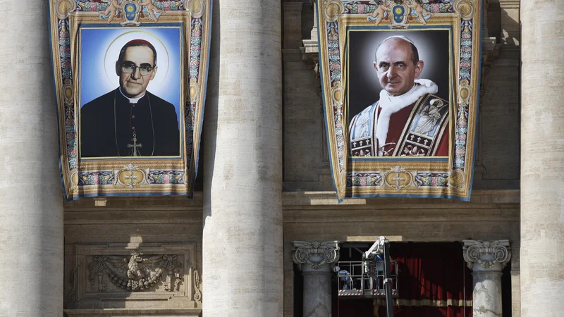 Fotografija: Papež je med obredom nosil pas, prekrit s krvjo, ki je pripadal Oscarju Romeru. FOTO: Alessandra Tarantino/Ap