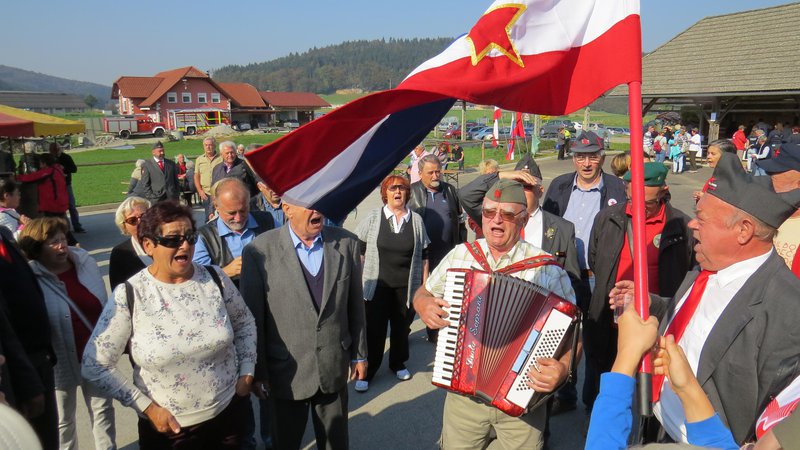 Fotografija: Zbrani so prepevali tudi ponarodelo pesem »dvignil bom zastavo, rdečo, belo, plavo...« FOTO: Bojan Rajšek/Delo