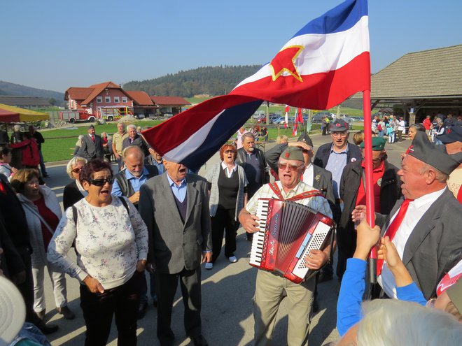 Zbrani so prepevali tudi ponarodelo pesem »dvignil bom zastavo, rdečo, belo, plavo...« FOTO: Bojan Rajšek/Delo